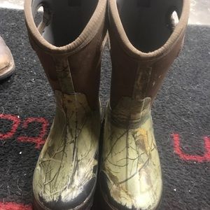 Boys size 2.5 camo bogs